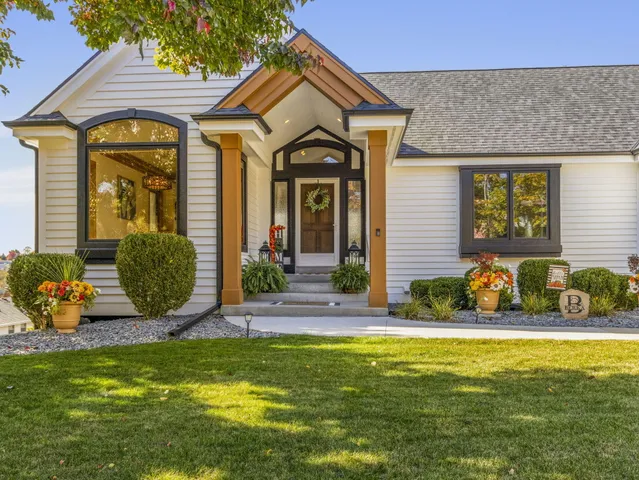 $799,000 | 635 West Pierre Lane, Port Washington, WI 53074