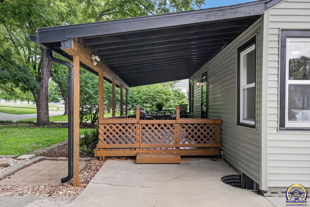 614 Southwest Webster Avenue Topeka, KS 66606 - Photo 30 of 33
