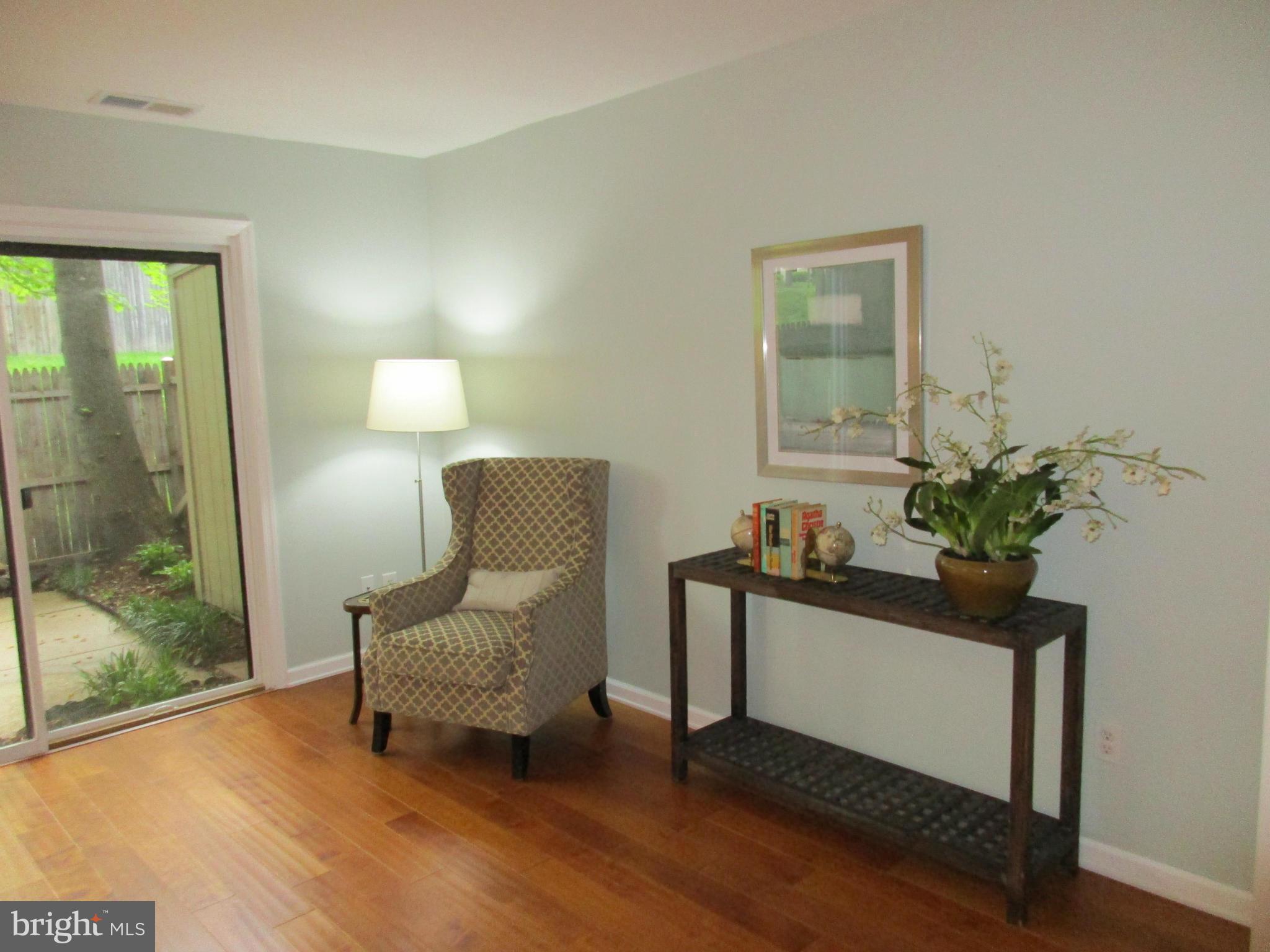 8129 Kingsway Court, Unit 283 Springfield, VA 22152 - Photo 4 of 22 a living room with furniture and a potted plant