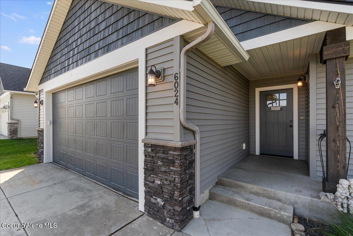 6024 West Irish Circle Rathdrum, ID 83858 - Photo 2 of 41 08-Front walkway