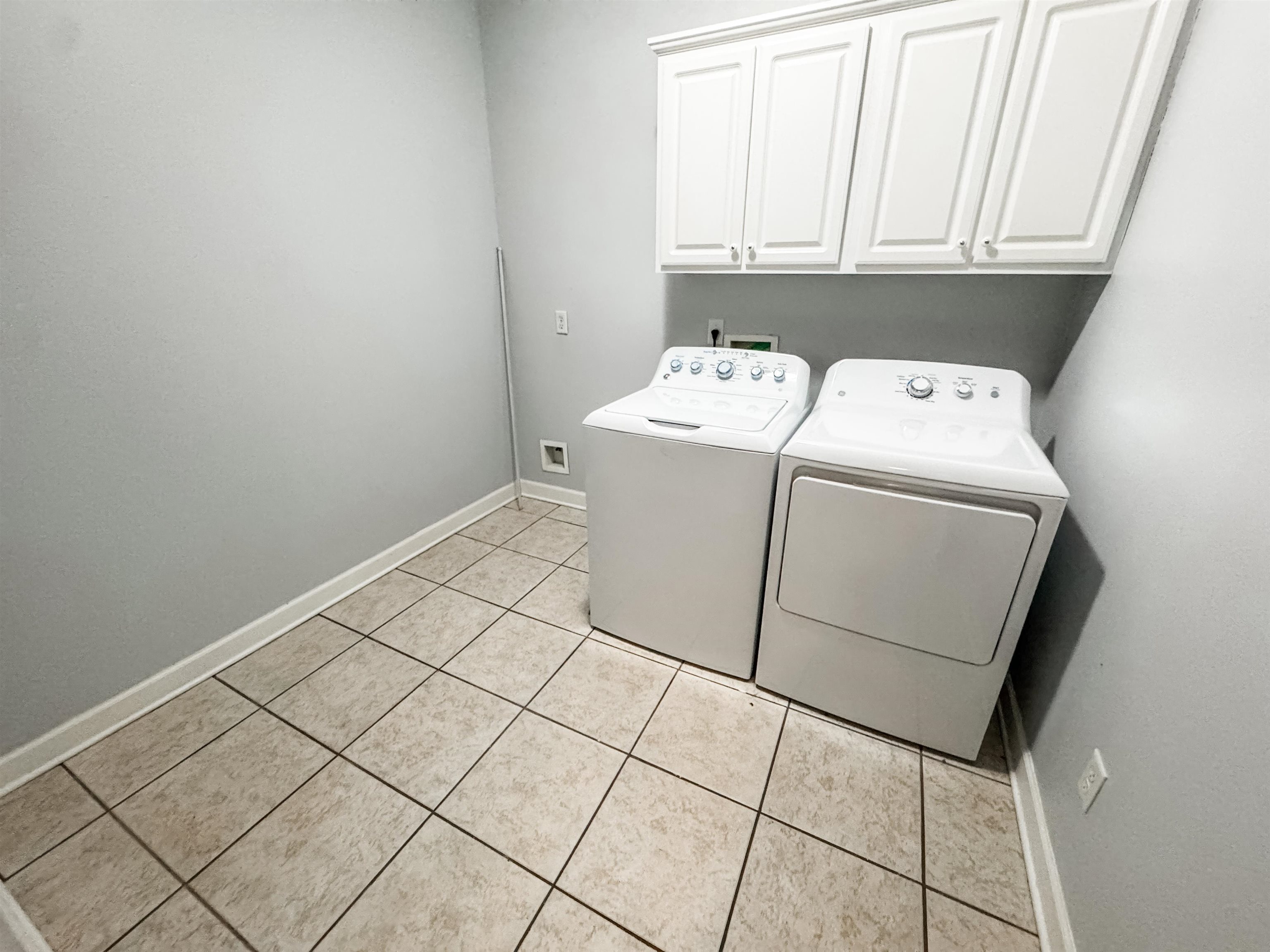 472 Hunters Mill Cove Collierville, TN 38017 - Photo 6 of 15 a utility room with dryer and washer