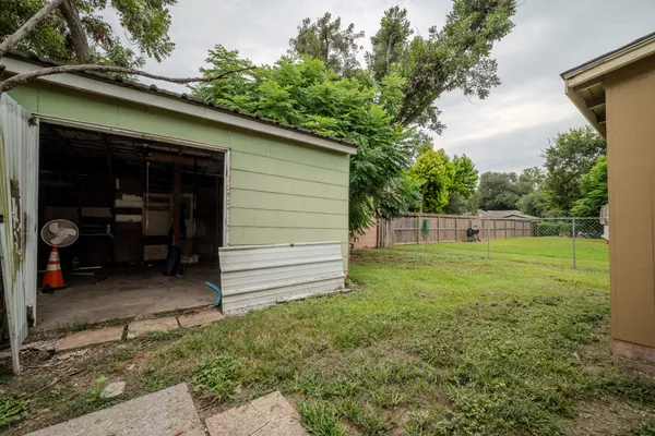 a view of a backyard