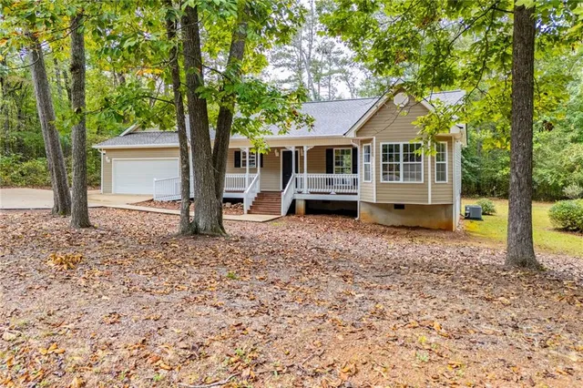 a view of a house with backyard and tree
