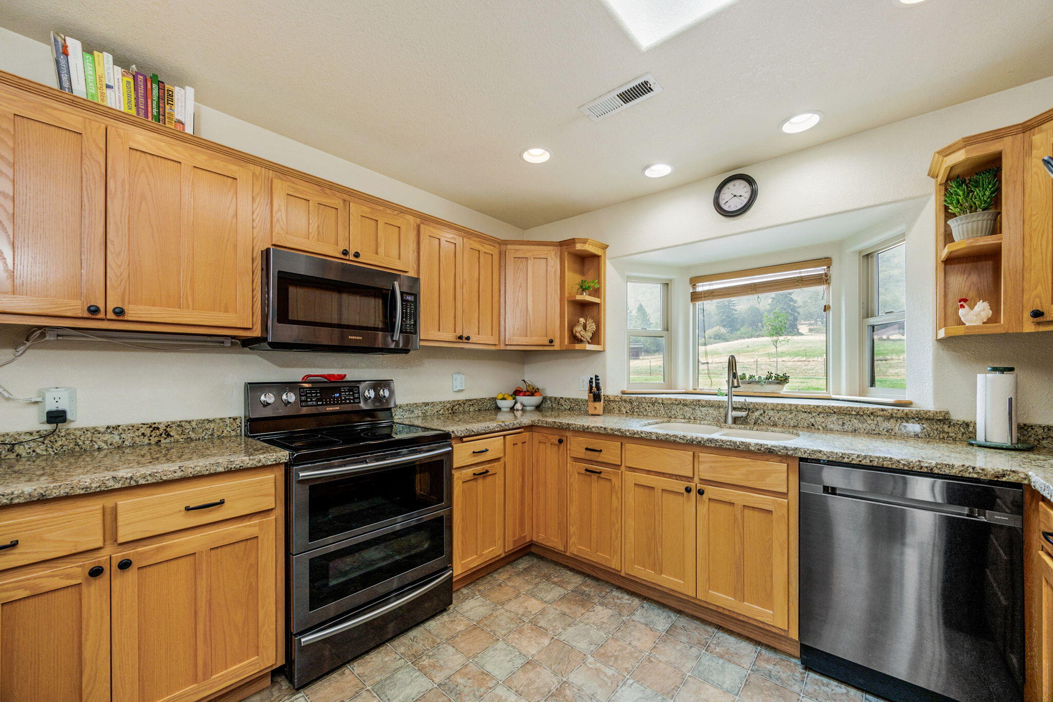 2575 East Evans Creek Road Rogue River, OR 97537 - Photo 12 of 68 Gallery Image 12
