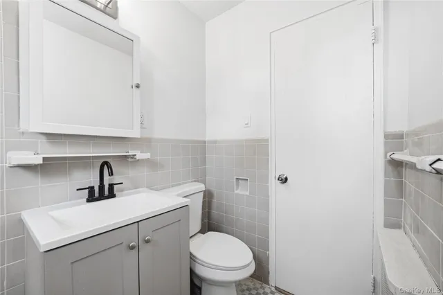 $359,000 | 228-08 Stronghurst Avenue, Unit LOWR | Bellerose