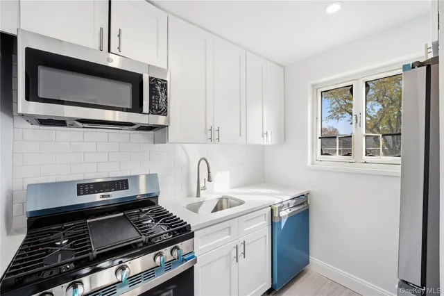 $359,000 | 228-08 Stronghurst Avenue, Unit LOWR | Bellerose