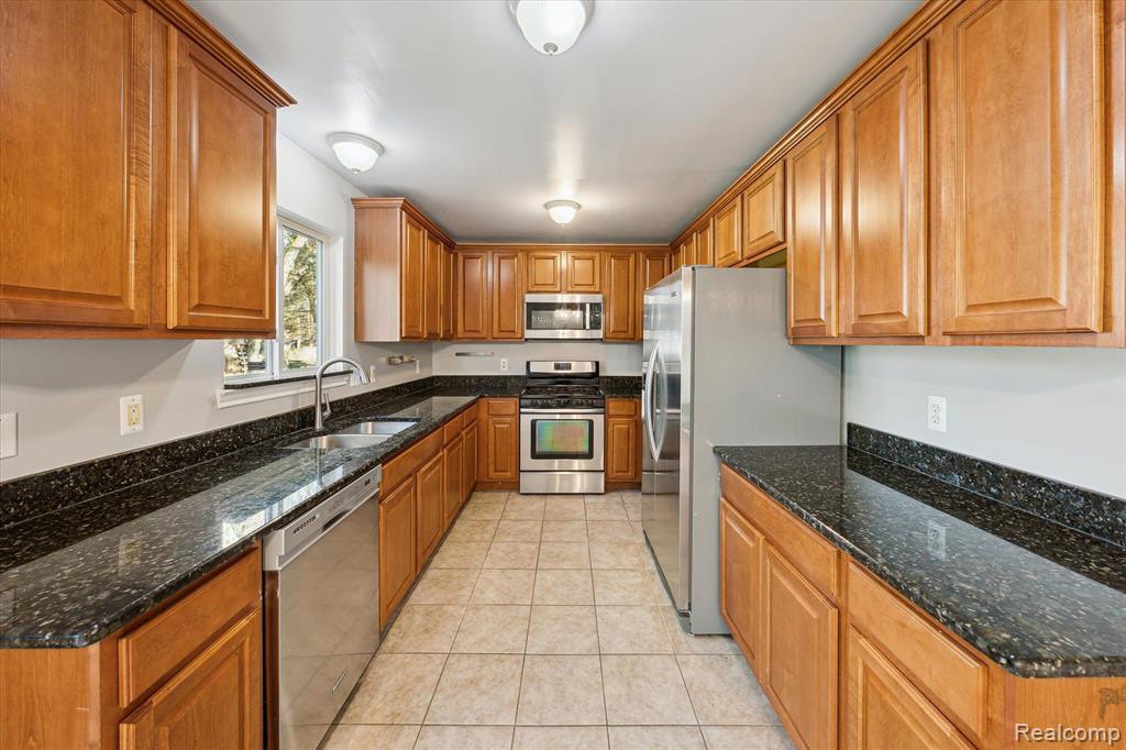 205 Eastlawn Drive Rochester, MI 48307 - Photo 17 of 46