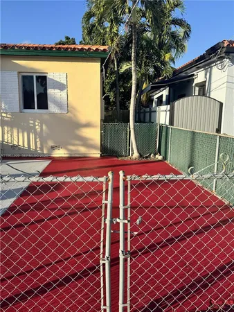 a view of a backyard