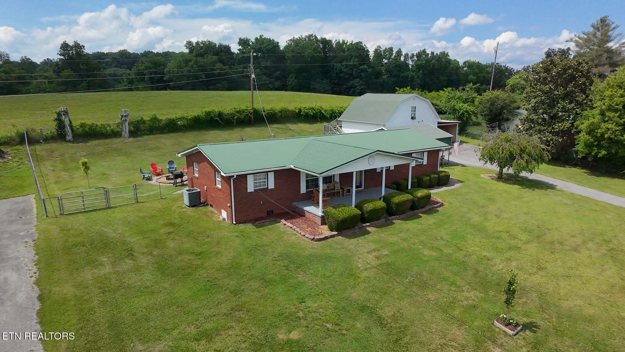 402 Whitaker Street Tazewell, TN 37879 - Photo 2 of 21 att.1yOuQORRRFI-fQts_6KtyCrXgs_aPXwFXN4i