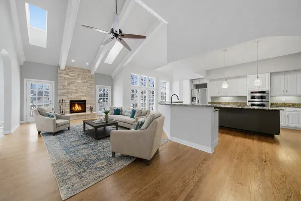 $975,000 | 10 Lakeside Lane, North Barrington, IL 60010
