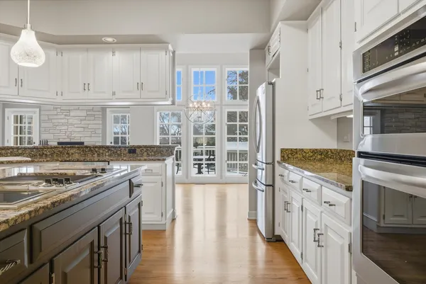 $975,000 | 10 Lakeside Lane, North Barrington, IL 60010