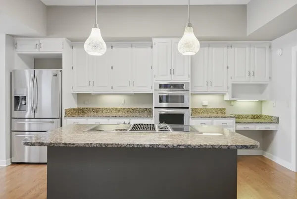 $975,000 | 10 Lakeside Lane, North Barrington, IL 60010