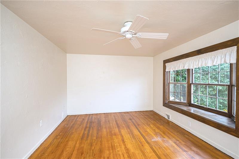 58 Bellview Circle McKees Rocks, PA 15136 - Photo 3 of 25 Sunlit living room with bay window.