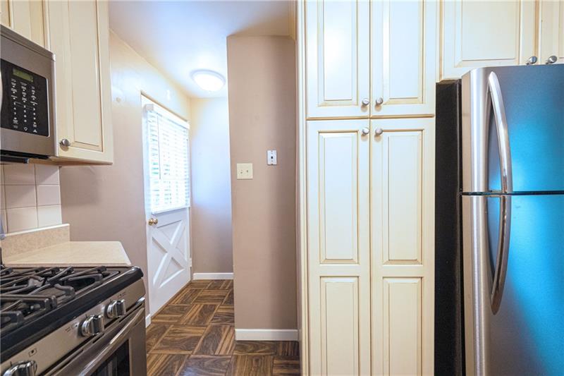 58 Bellview Circle McKees Rocks, PA 15136 - Photo 6 of 25 Stainless steel appliances. Side door exit.