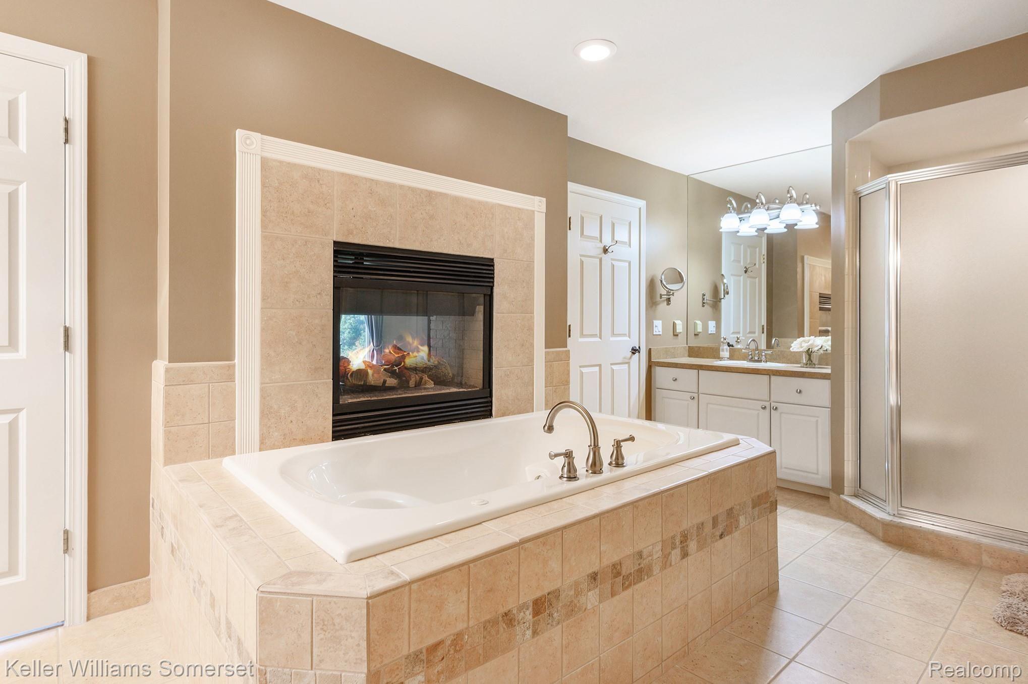 1052 Moran Drive Rochester, MI 48307 - Photo 29 of 42 Huge master bath w/bath tub, walk in shower & separate vanities