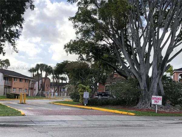 $2,000 | 7140 Northwest 179th Street, Unit 204, Hialeah, FL 33015