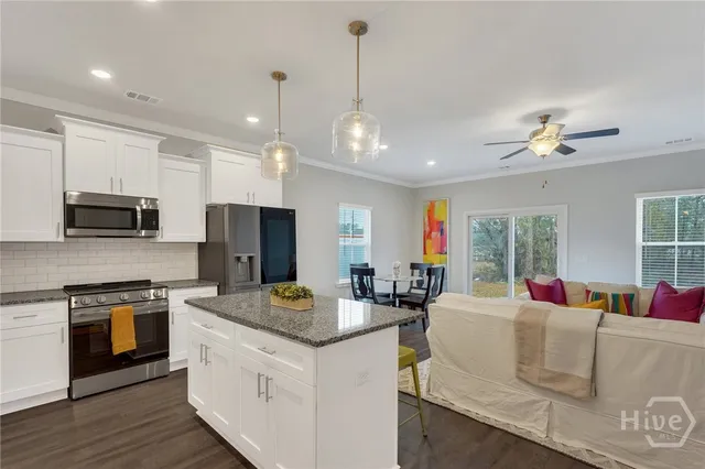 $1,990 | 5794 Ogeechee Road, Unit 202, Savannah, GA 31405