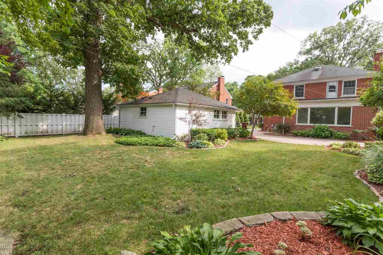 1828 Broadstone Road Grosse Pointe, MI 48236 - Photo 7 of 24 31356679-6.JPG