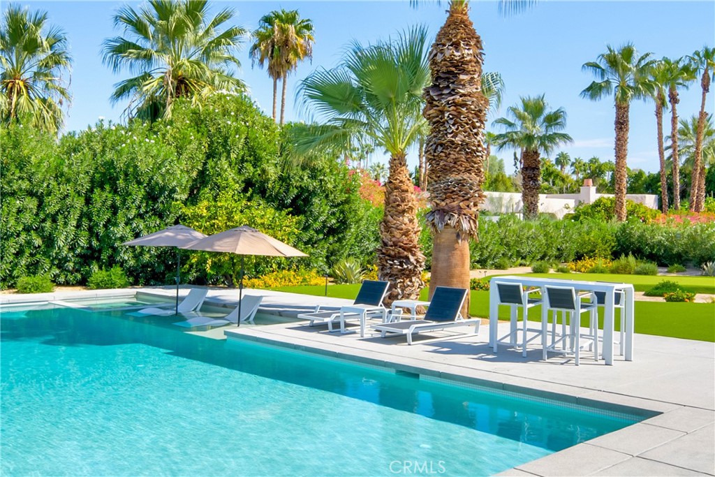 72408 Desert Drive Rancho Mirage, CA 92270 - Photo 26 of 42 Outside dinning by the pool