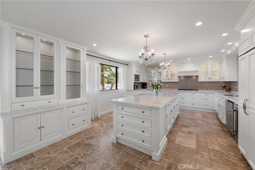 72408 Desert Drive Rancho Mirage, CA 92270 - Photo 3 of 42 Large island for entertaining