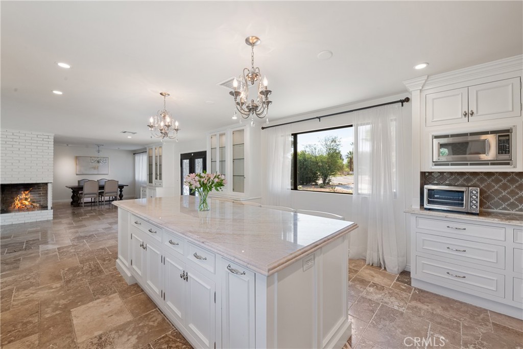72408 Desert Drive Rancho Mirage, CA 92270 - Photo 6 of 42 Natural light throughout kitchen and dinning space