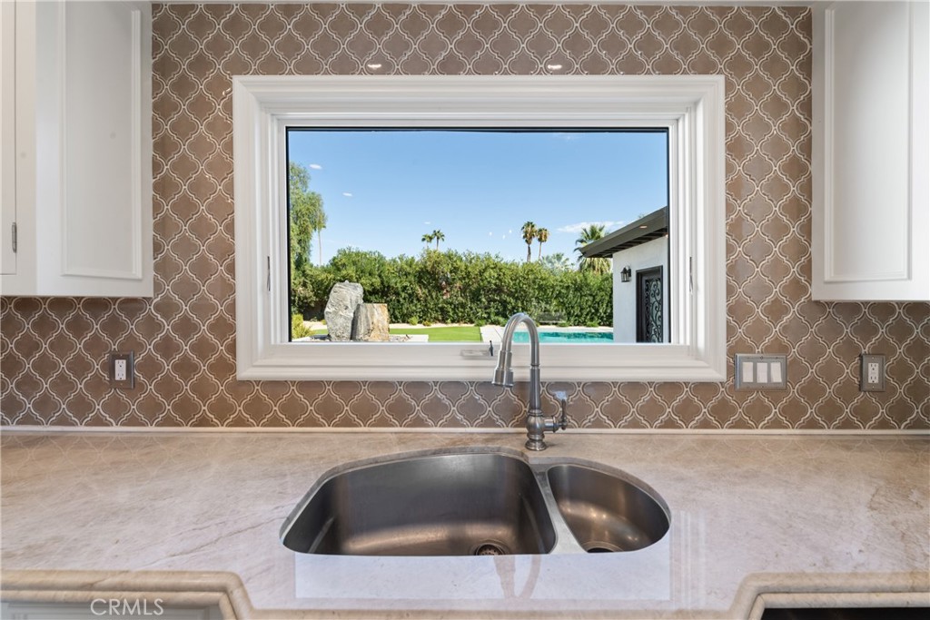 72408 Desert Drive Rancho Mirage, CA 92270 - Photo 7 of 42 A view of the courtyard and pool
