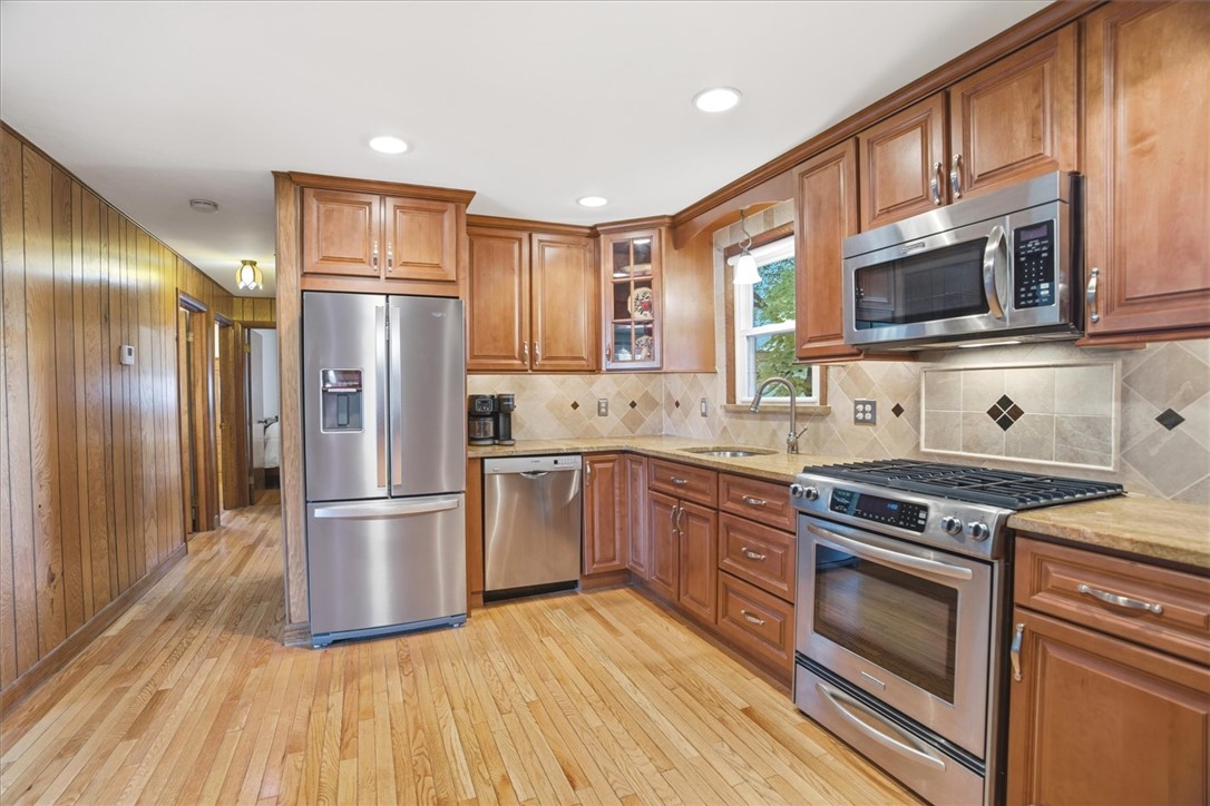 14 Stone Avenue Warwick, RI 02889 - Photo 7 of 30