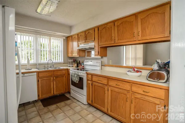 $379,500 | 5146 Olde School Drive, Hickory, NC 28602