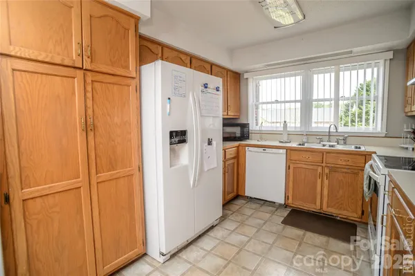 $379,500 | 5146 Olde School Drive, Hickory, NC 28602