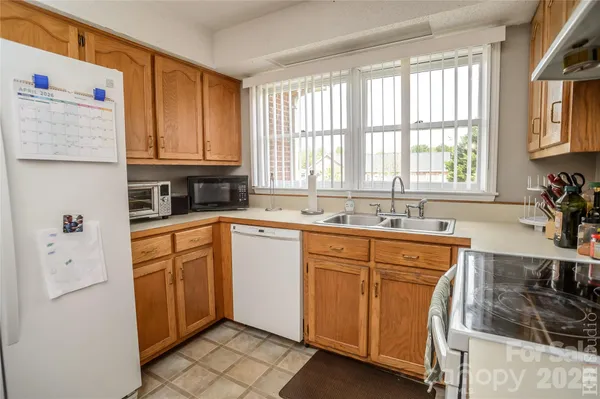 $379,500 | 5146 Olde School Drive, Hickory, NC 28602