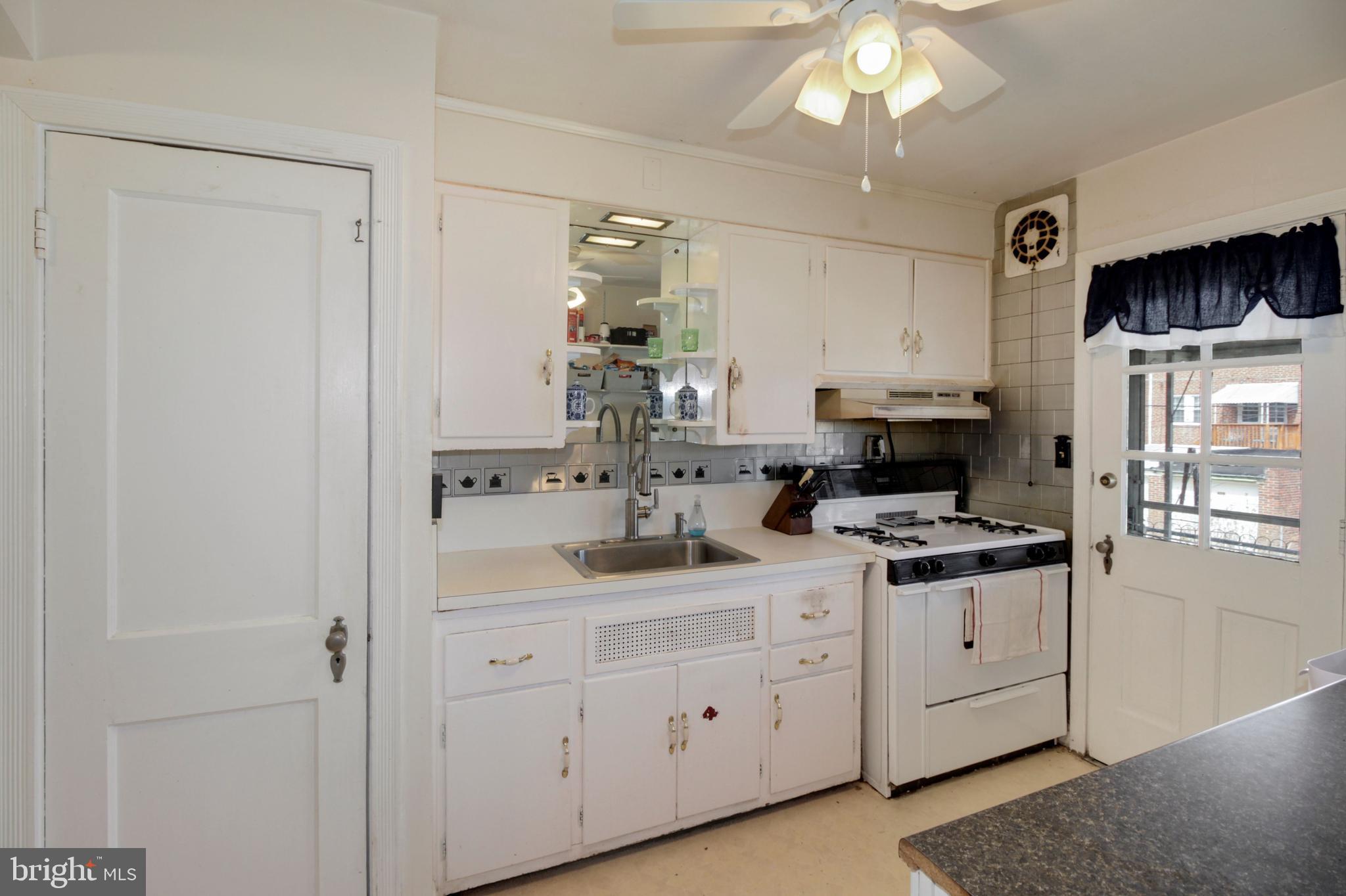 425 Academy Road Baltimore, MD 21228 - Photo 11 of 31 Kitchen