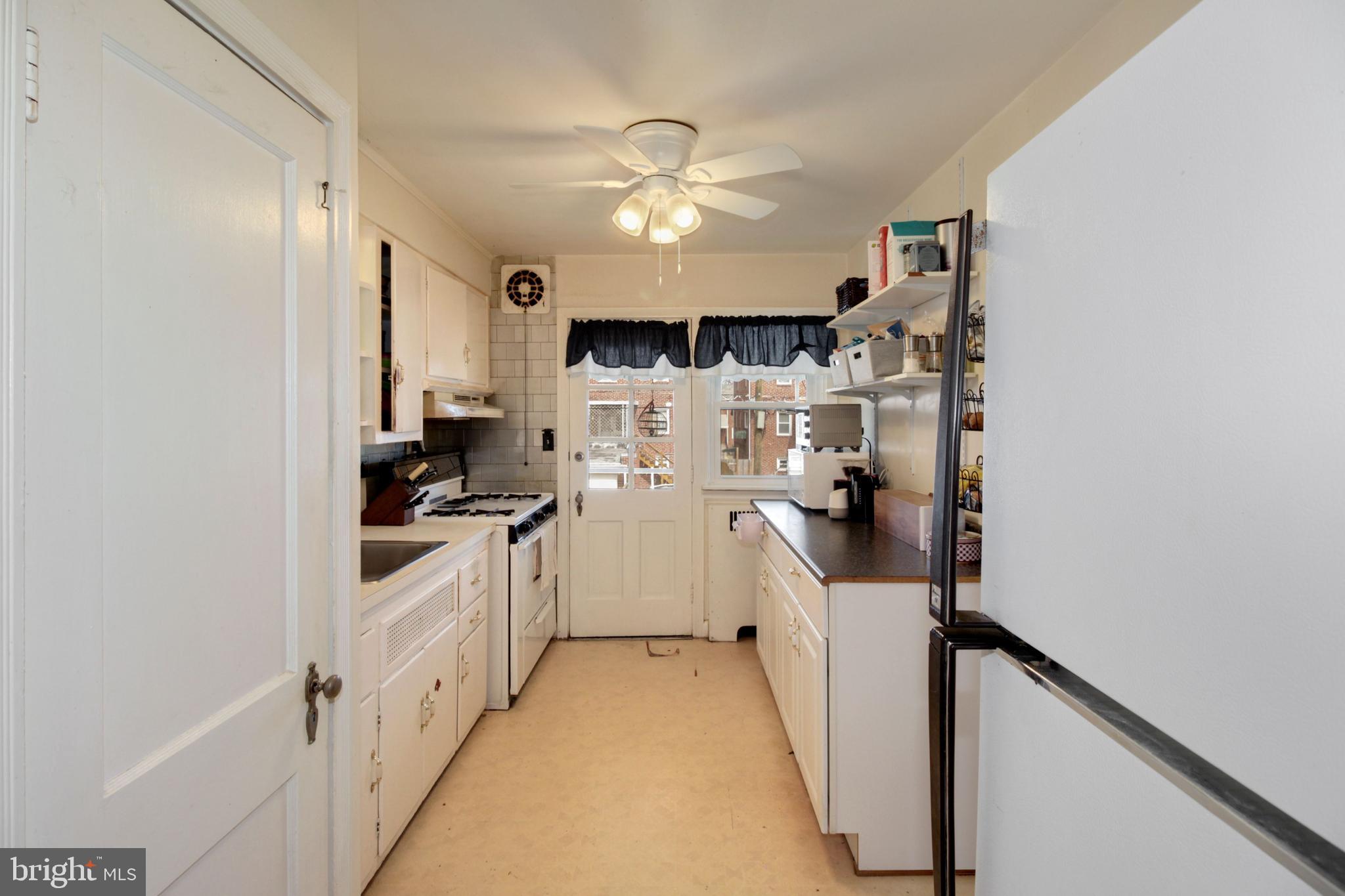 425 Academy Road Baltimore, MD 21228 - Photo 12 of 31 Kitchen