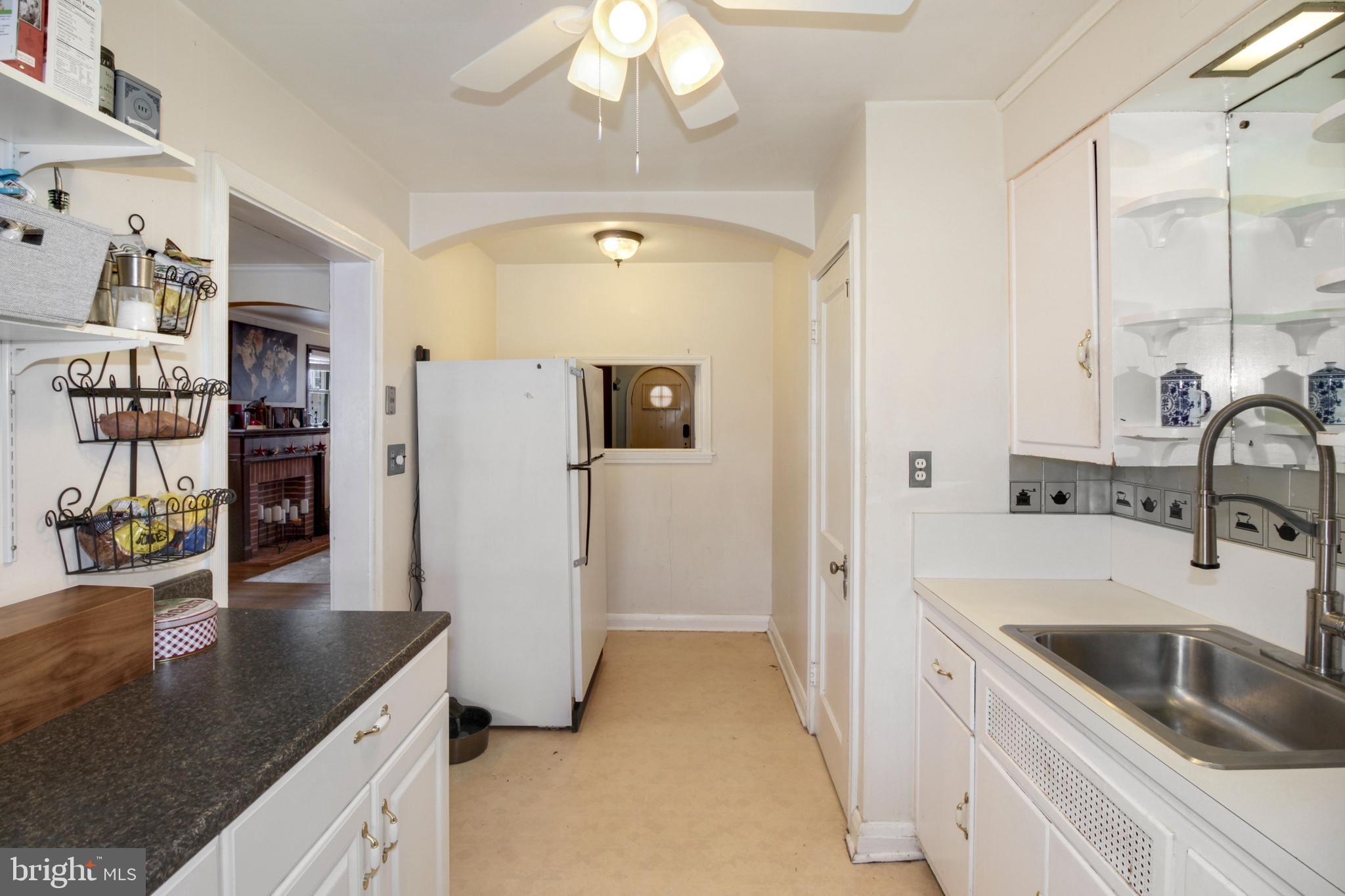 425 Academy Road Baltimore, MD 21228 - Photo 14 of 31 Kitchen