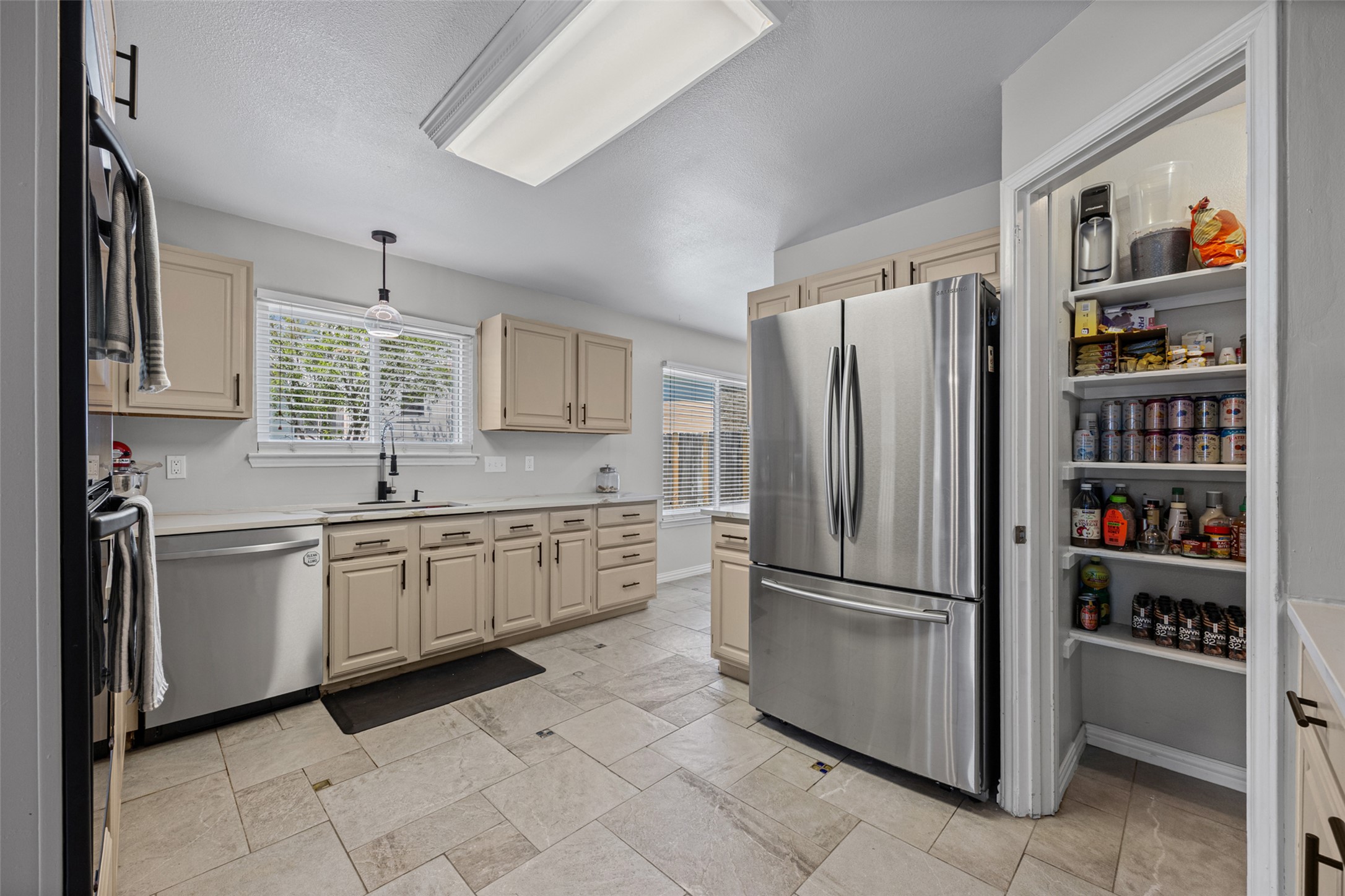 3011 Wadsworth Way Austin, TX 78748 - Photo 19 of 35 A well-appointed kitchen showcasing contemporary appliances and ample storage space.