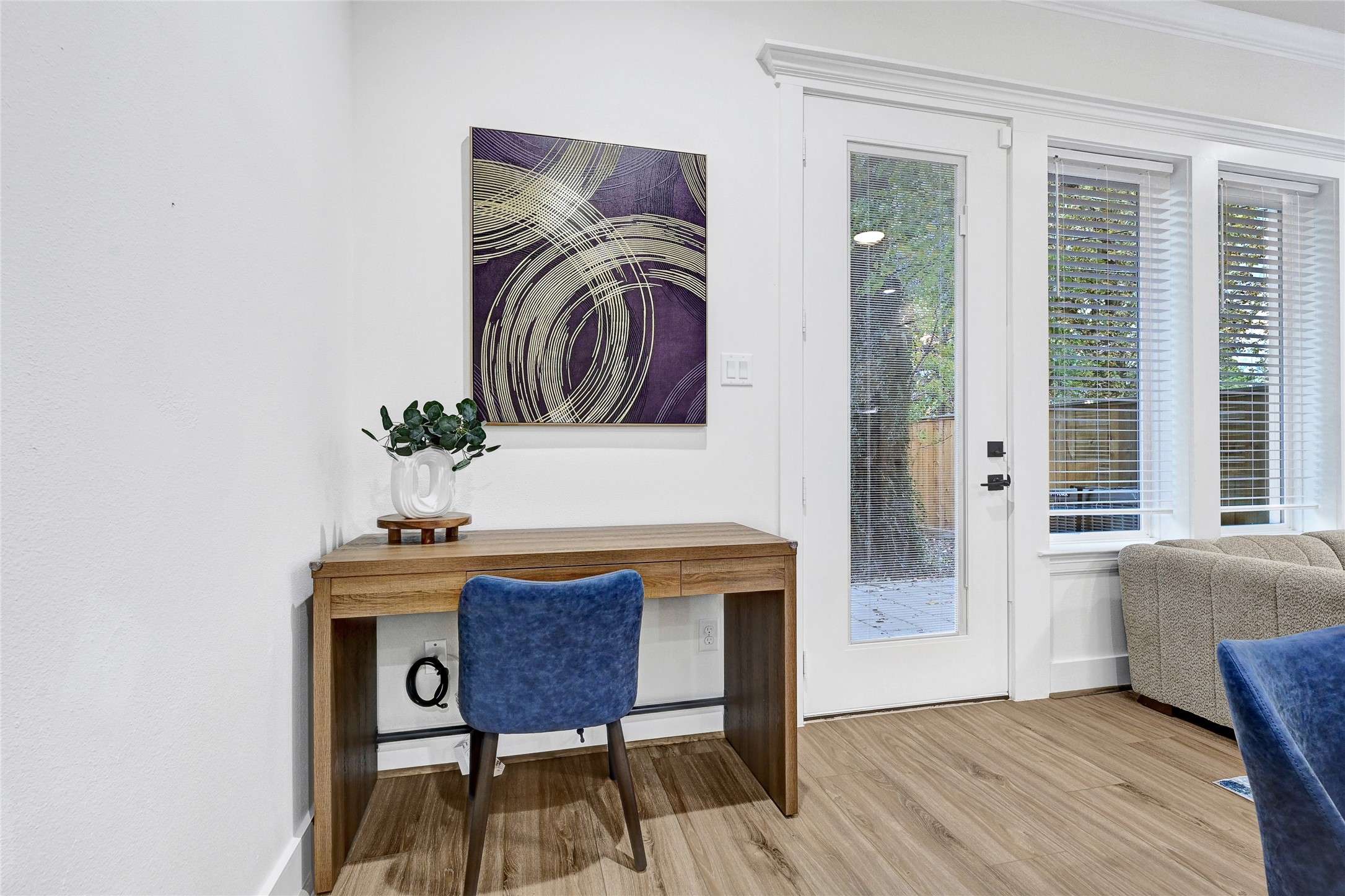 3557 Seabrook Street Houston, TX 77021 - Photo 12 of 37 a livingroom with a table and chairs