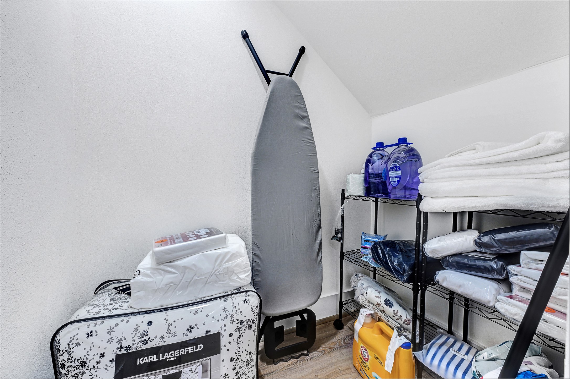 3557 Seabrook Street Houston, TX 77021 - Photo 20 of 37 a view of a room with gym equipment