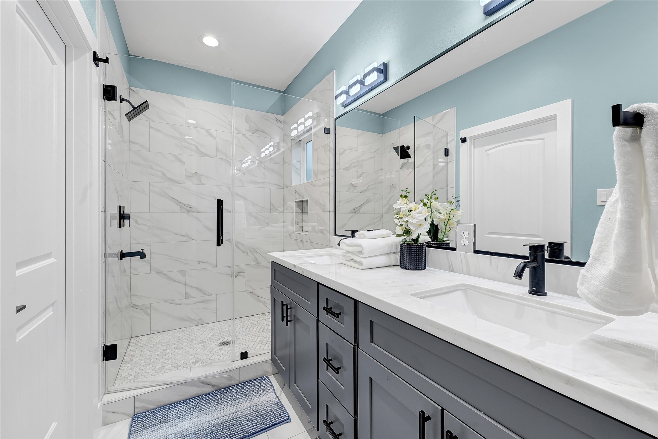 3557 Seabrook Street Houston, TX 77021 - Photo 25 of 37 a bathroom with a shower sink and mirror