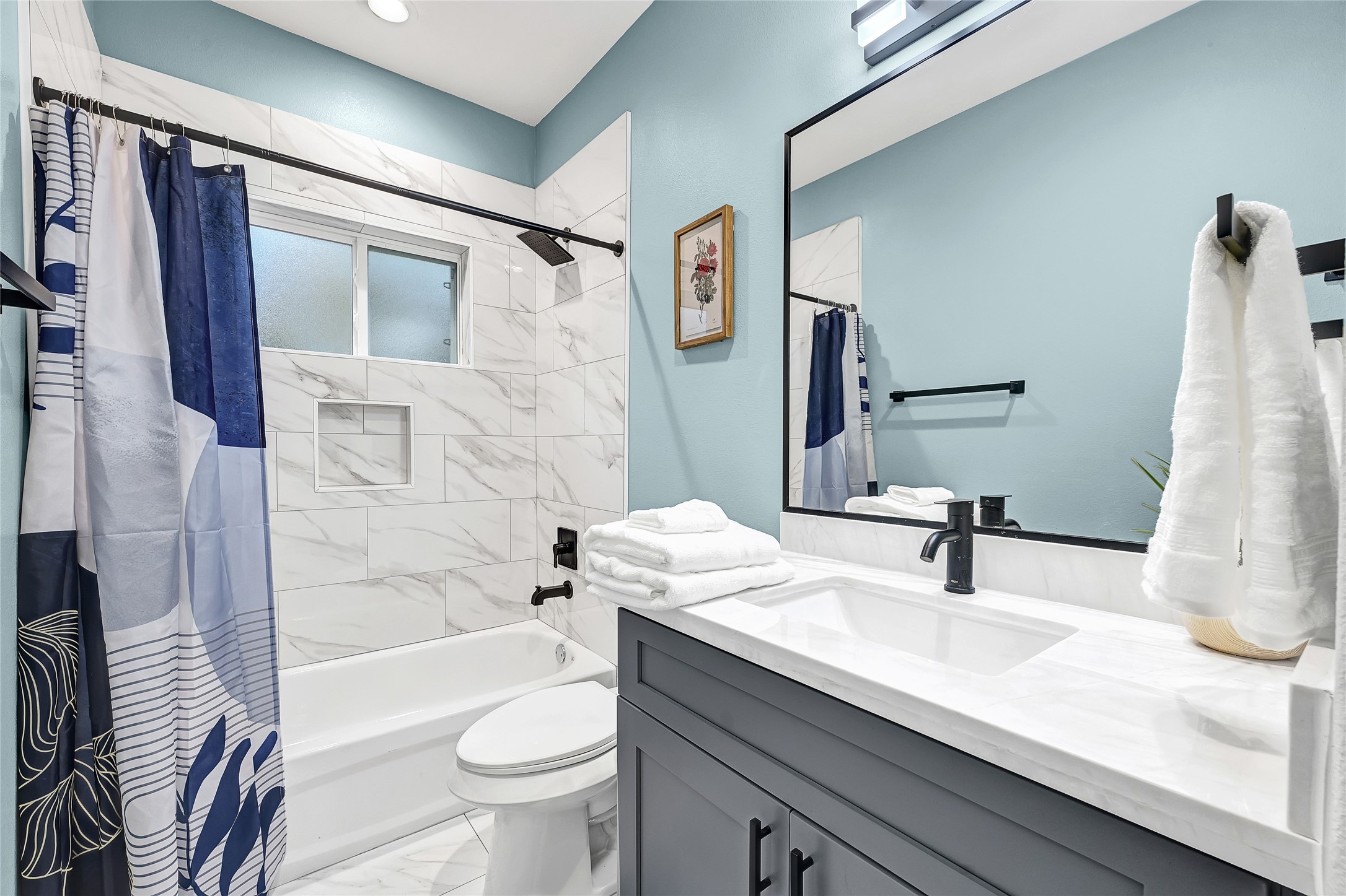 3557 Seabrook Street Houston, TX 77021 - Photo 27 of 37 a bathroom with a sink a toilet and shower