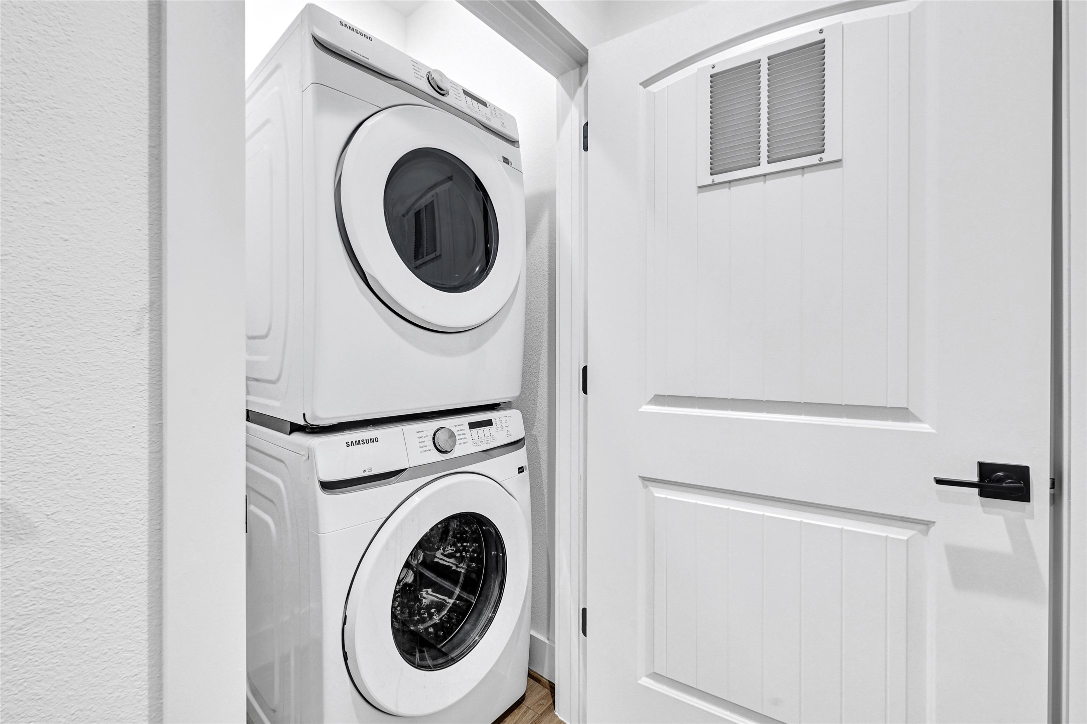3557 Seabrook Street Houston, TX 77021 - Photo 29 of 37 a utility room with dryer and washer