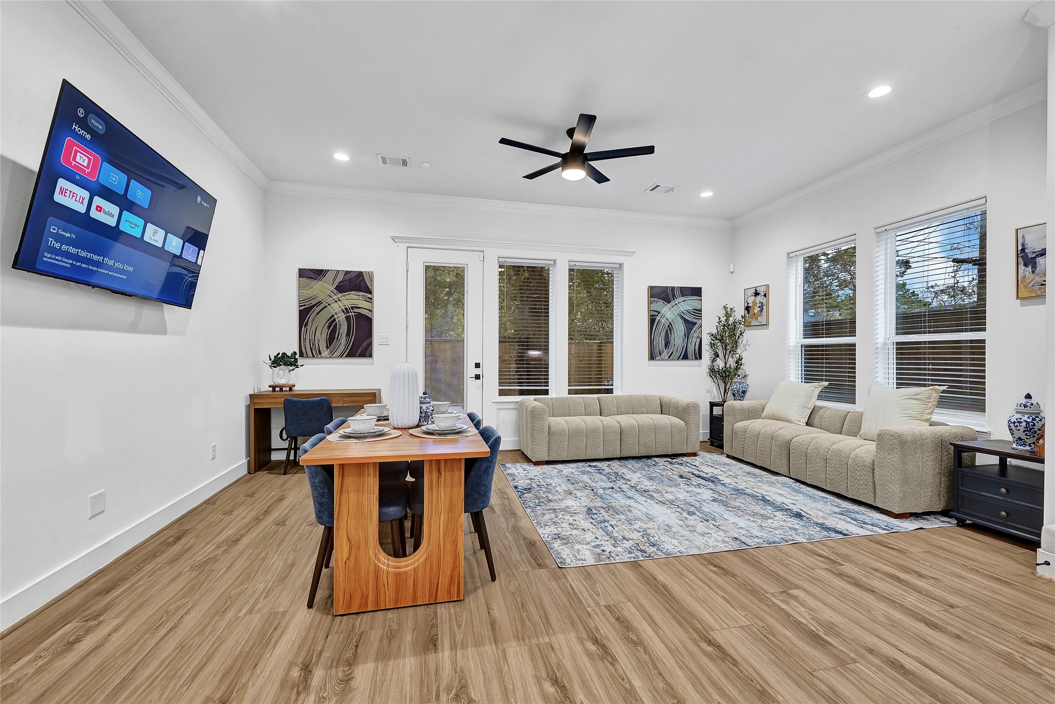 3557 Seabrook Street Houston, TX 77021 - Photo 8 of 37 a living room with furniture and a large window