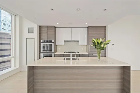 $1,600,000 | 1 Franklin Street, Unit 1004, Boston, MA 02110