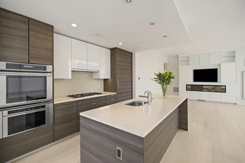 $1,600,000 | 1 Franklin Street, Unit 1004, Boston, MA 02110