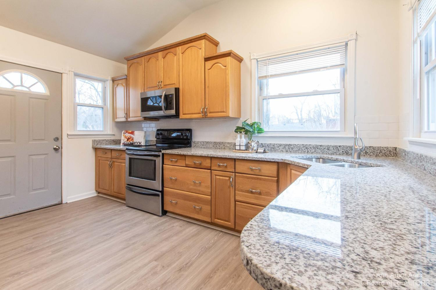 18470 Merriman Road Livonia, MI 48152 - Photo 13 of 53 04 Kitchen 1