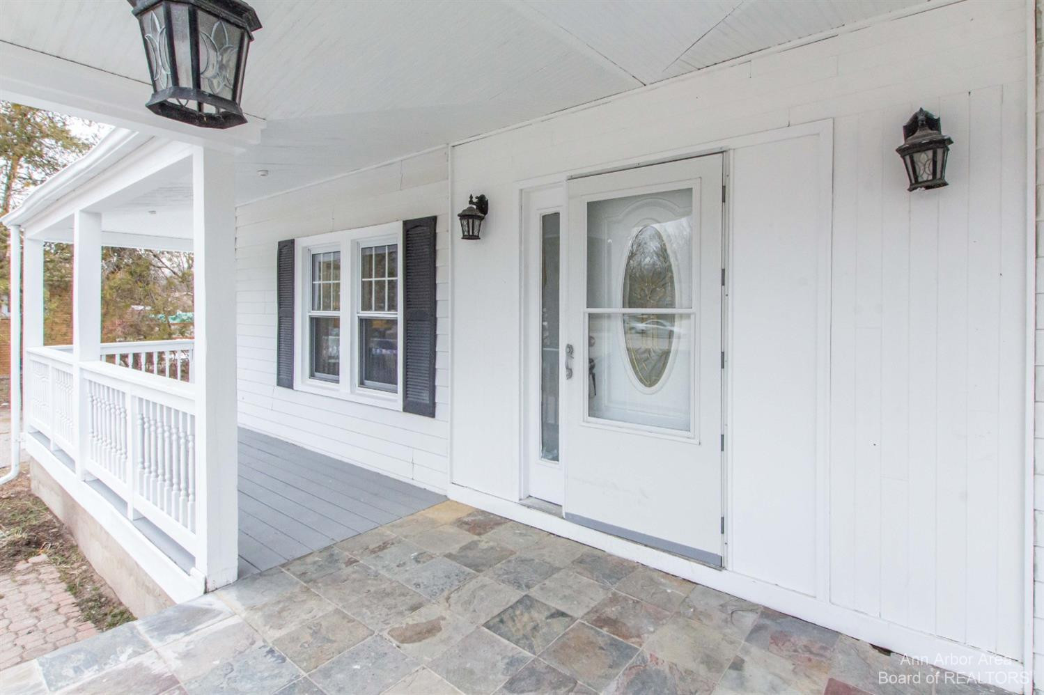 18470 Merriman Road Livonia, MI 48152 - Photo 4 of 53 01 outdoor 4