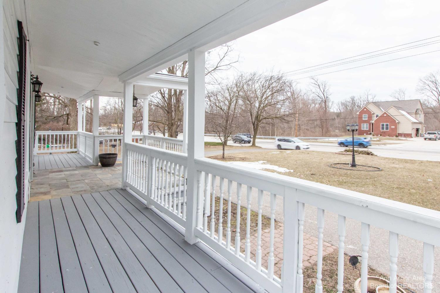 18470 Merriman Road Livonia, MI 48152 - Photo 5 of 53 01 outdoor 5