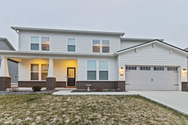 $469,900 | 1046 Elmwood Lane, Greenwood, IN 46143
