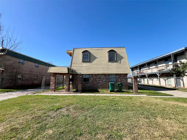 $1,300 | 1042 West Village Court, Unit D, Pasadena, TX 77506