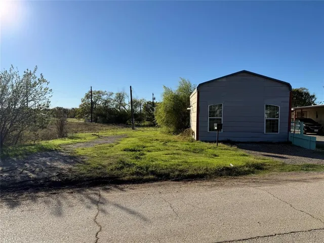 a view of a back yard