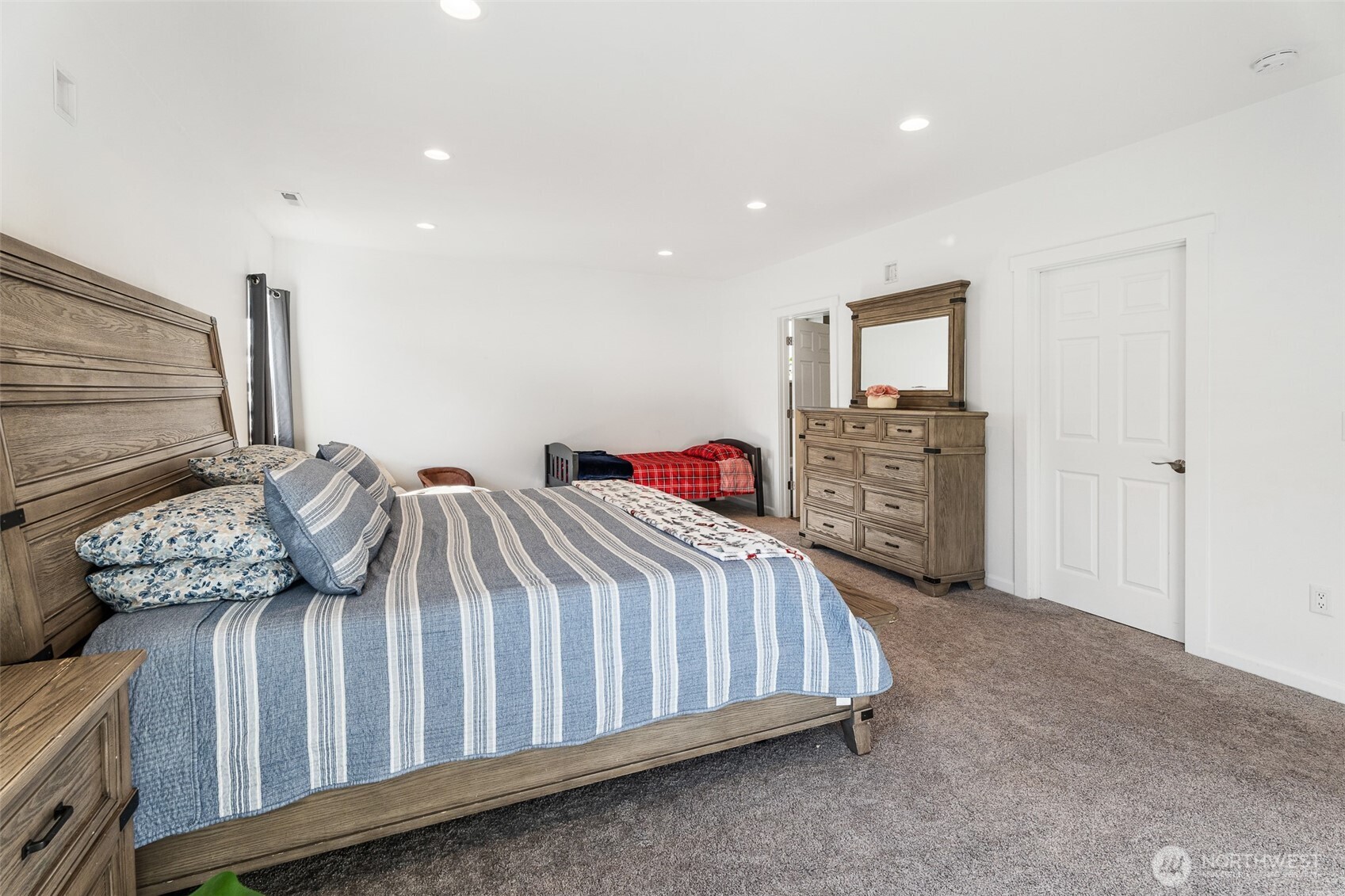 1038 Crest Loop Entiat, WA 98822 - Photo 26 of 40 a bedroom with a bed and a dresser