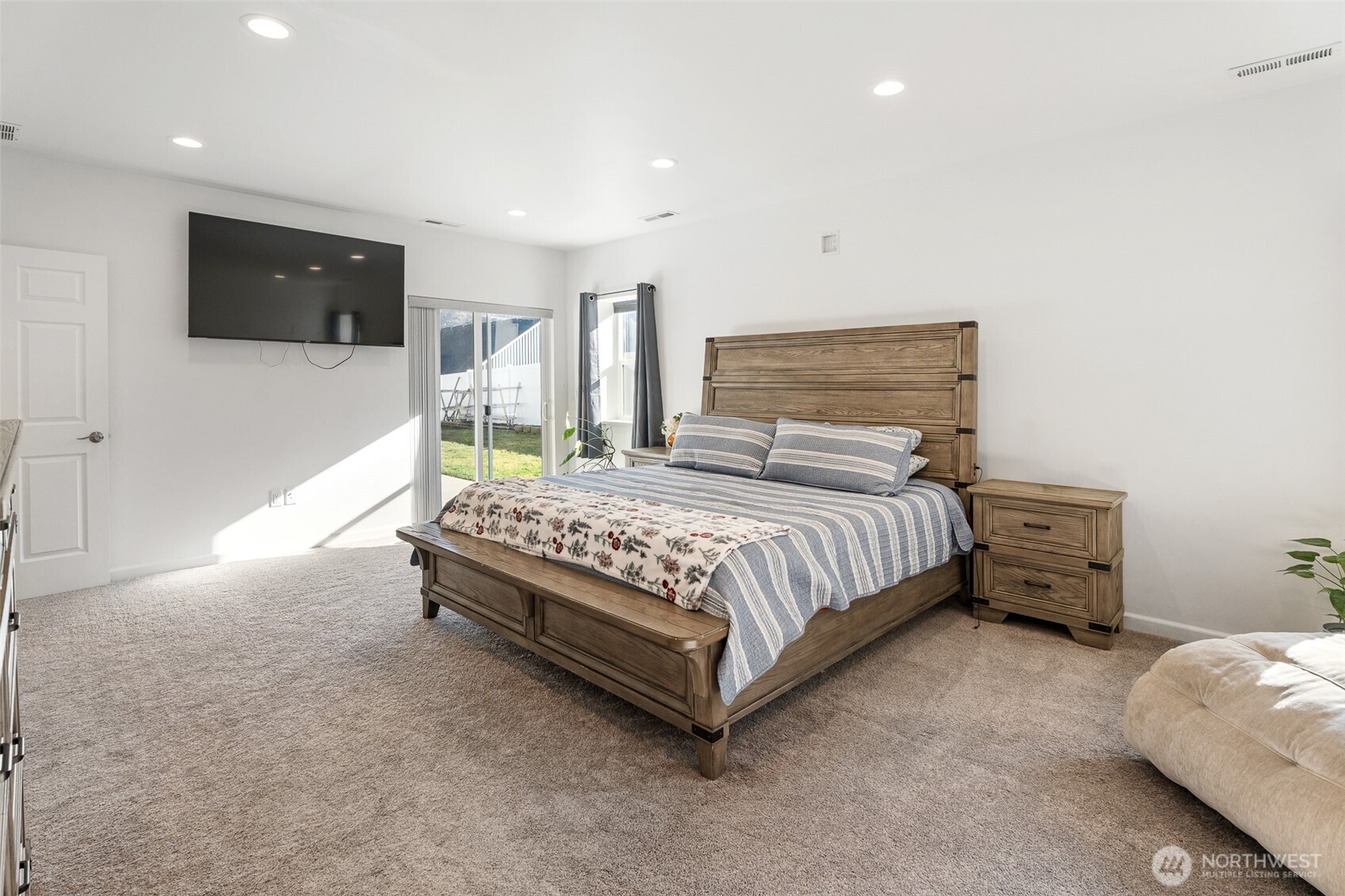 1038 Crest Loop Entiat, WA 98822 - Photo 27 of 40 a bedroom with a bed and a television
